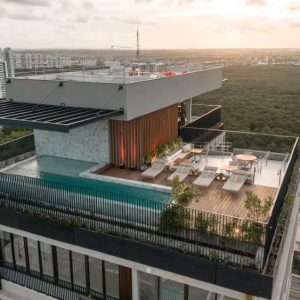 Piscina na cobertura do Edifício Bossa, com deck de madeira e vista para o Segundo Jardim, em Boa Viagem, Recife
