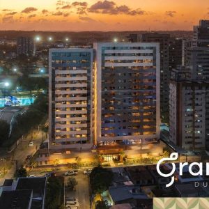 Vista aérea noturna do Gran Parc Dumont com duas torres residenciais iluminadas.